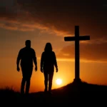 Silhuetas de duas pessoas caminhando rumo a uma cruz iluminada ao pôr do sol, representando a jornada espiritual de viver segundo Cristo em união e propósito. - site curiosavida.combr