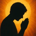 Silhueta de uma pessoa em oração diante de um halo dourado, simbolizando a luz divina que se manifesta na alma humana — representação espiritual do propósito da vida segundo curiosavida.com.br