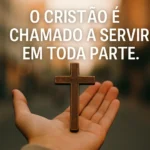 Mão estendida segurando uma cruz de bronze em um ambiente urbano desfocado ao entardecer, simbolizando que o cristão é chamado a servir em qualquer lugar. Imagem relacionada ao site curiosavida.com.br.